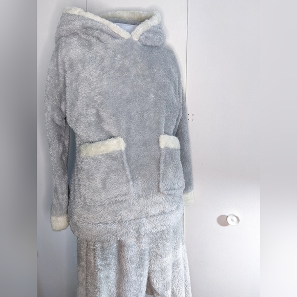 2 piece Rabbit Pajama + Socks - Picture 4 of 8